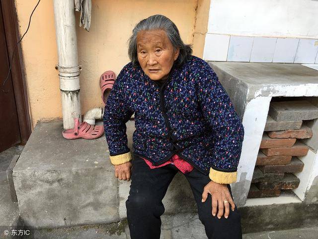 老母親有難找兒子借錢，兒媳給盒糖果打發，回去一看，忍不住痛哭流涕！