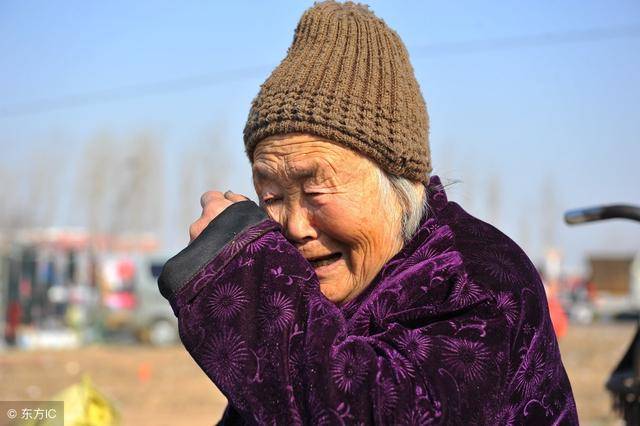 老母親有難找兒子借錢，兒媳給盒糖果打發，回去一看，忍不住痛哭流涕！