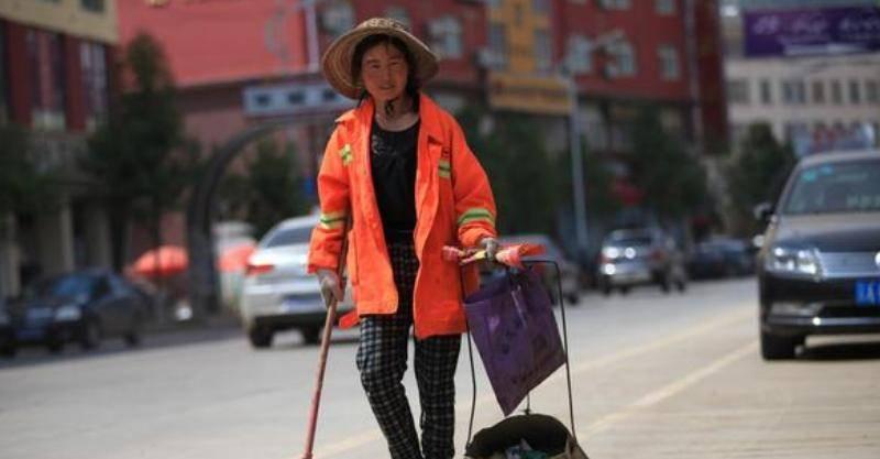 清潔工撿到一張高考準考證，及時送去卻被解僱，失主知後驚喜來了
