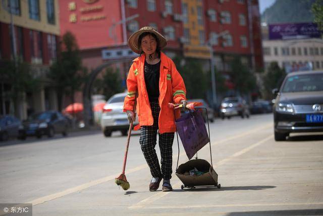 清潔工撿到一張高考準考證，及時送去卻被解僱，失主知後驚喜來了