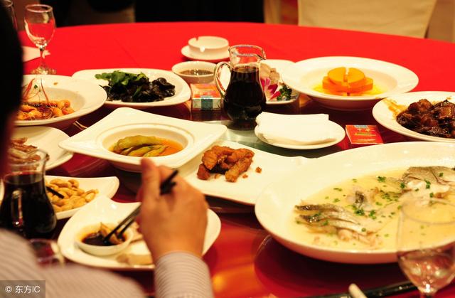 「我生了兩女兒，吃了四年的冷飯，今天你就不能讓我吃頓暖的」