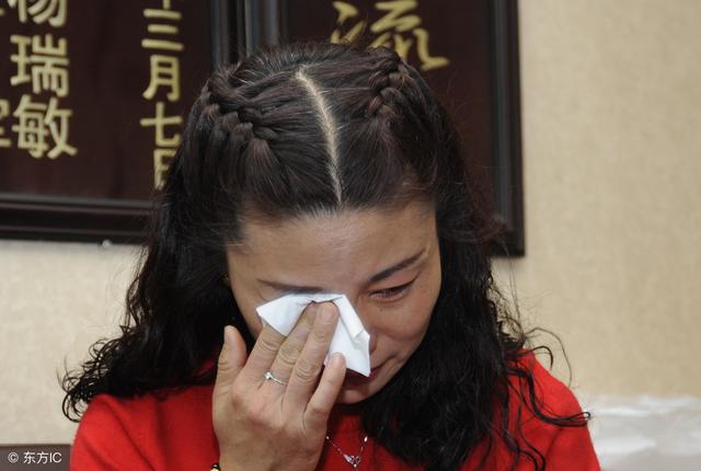 「嫁出去的女兒潑出去的水」老公叫媽來家吃飯，我卻偷偷塞錢給她