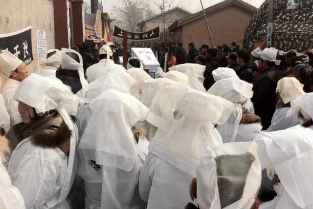 老太想參加孫子婚禮，卻遭兒子拒絕，偷偷進城才知道孫子..