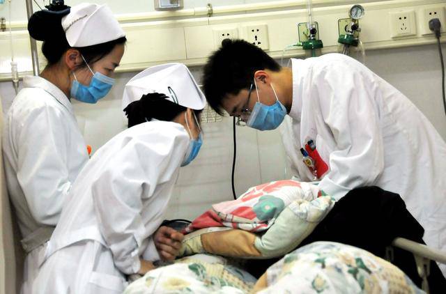 父親帶一個女人回家說要跟母親離婚，我氣的想打小3，父親卻給我一巴掌！3年後父親過世，眞相揭開..