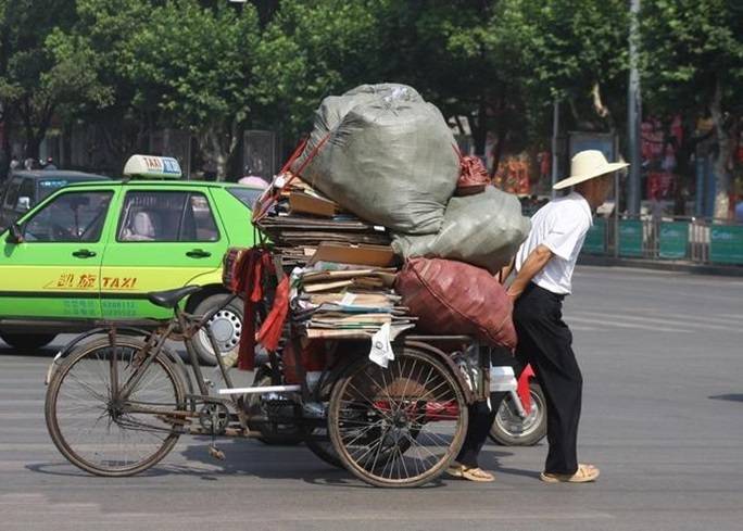 父親帶一個女人回家說要跟母親離婚，我氣的想打小3，父親卻給我一巴掌！3年後父親過世，眞相揭開..