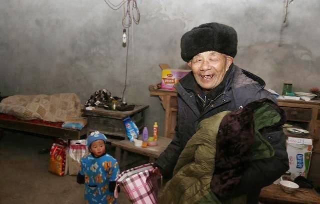 農村父親送來一壇酸菜，兒媳嫌臟不吃送鄰居，鄰居回家開壇傻住
