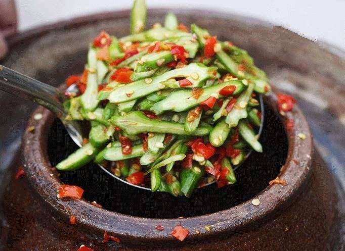 農村父親送來一壇酸菜，兒媳嫌臟不吃送鄰居，鄰居回家開壇傻住