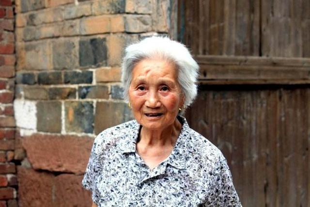 我生兒子婆婆送來一袋大米，我嫌棄的送給同事，如今讓我悔不當初