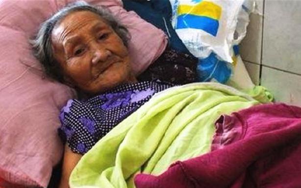 嫂子守寡伺候母親10年，母親臨終前揭開隱情，嫂子哭了