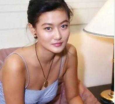 丈夫走後女子被趕出門，袋裡摸出銀行卡返回，聽到婆家說話她哭了
