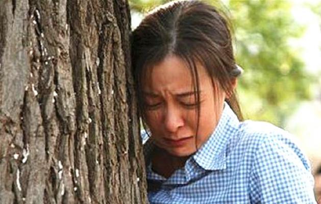 丈夫走後女子被趕出門，袋裡摸出銀行卡返回，聽到婆家說話她哭了