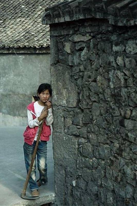 11歲女童父母離異被遺棄，吃百家飯長大，全村人對她做的事讓人流淚