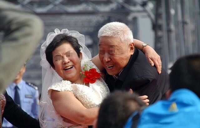 婆婆再婚遠嫁3年沒聯繫，兒媳擔心去婆婆家，推開門後如遭雷擊