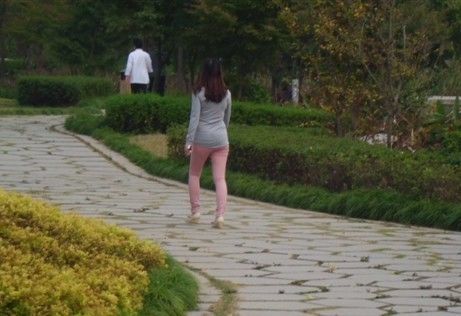 婆婆再婚遠嫁3年沒聯繫，兒媳擔心去婆婆家，推開門後如遭雷擊