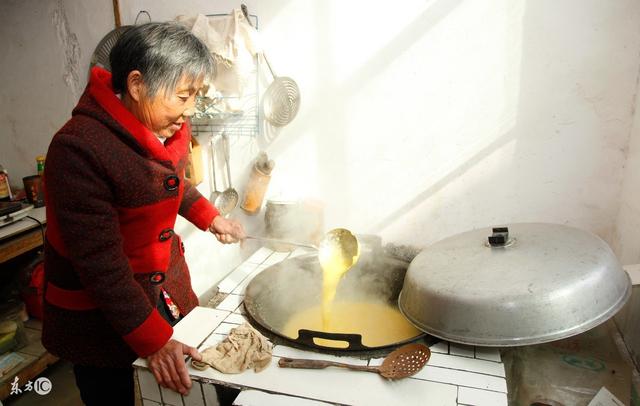 年邁的母親想搬過來住，媳婦說什麼都不同意，我該怎麼辦？