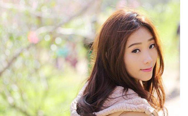 老婆沒做飯被老公扇耳光，老婆抱娃回娘家忘拿奶瓶，返回傻住！