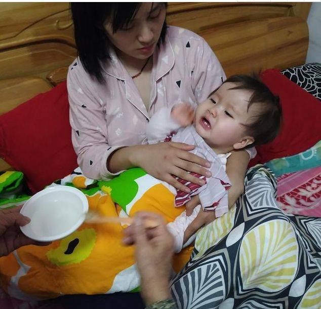 老婆沒做飯被老公扇耳光，老婆抱娃回娘家忘拿奶瓶，返回傻住！