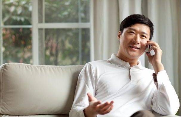 老婆沒做飯被老公扇耳光，老婆抱娃回娘家忘拿奶瓶，返回傻住！