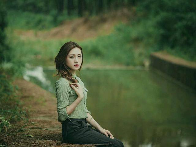老婆沒做飯被老公扇耳光，老婆抱娃回娘家忘拿奶瓶，返回傻住！