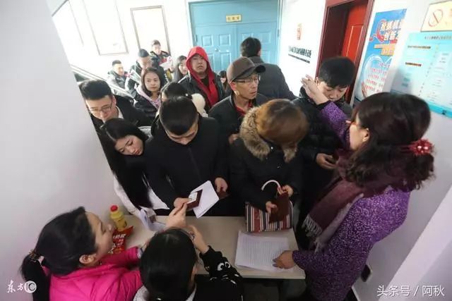 我帶著女兒再嫁，丈夫每天非要親自哄女兒睡，當我打開衣櫃，我嚇傻了！