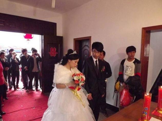 婚後度蜜月，回來發現娘家陪嫁的婚房住進了陌生人，我怒而報警