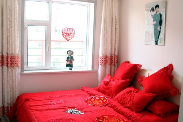婚後度蜜月，回來發現娘家陪嫁的婚房住進了陌生人，我怒而報警