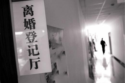 我借20萬給繼子買車，無意聽到老公和婆婆的對話，我才知自己好傻