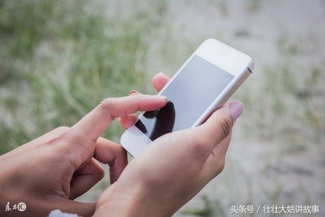 我出軌和老公離婚後，他每個月還往我卡裡打錢，兩年後我一查餘額傻了