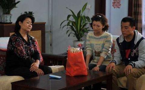 哥嫂結婚七年，嫂子生了孩子卻不肯出產房，護士說的話讓我們哭了