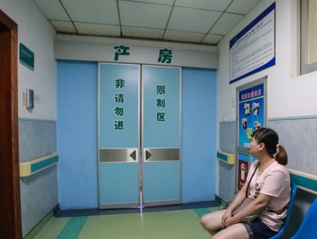 哥嫂結婚七年，嫂子生了孩子卻不肯出產房，護士說的話讓我們哭了