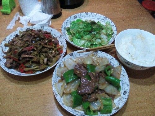 兒媳住院，兒子帶情人來家吃飯，母親賭氣掀了桌，瞧見地上，蒙了