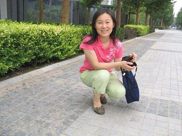 父親出車禍，母親拋下姐弟三人離開，十年後見到這墓我哭成淚人！