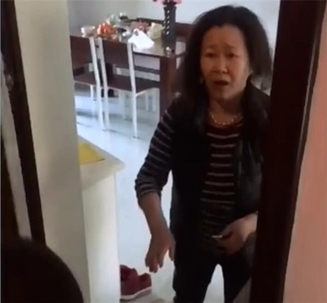 出嫁幾年的女兒突然回家，母親打開門後不淡定，場面使人淚目