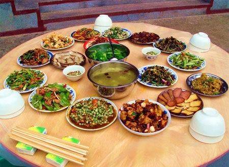 到兒子家吃飯從來沒坐過餐桌，看到「媳婦的碗」後 我二話不說離開這個家！