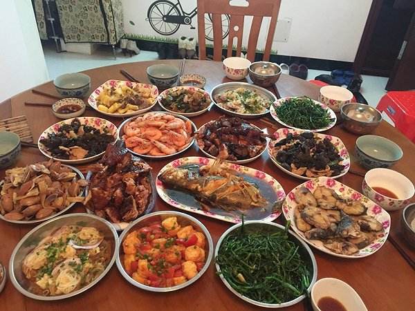 到兒子家吃飯從來沒坐過餐桌，看到「媳婦的碗」後 我二話不說離開這個家！