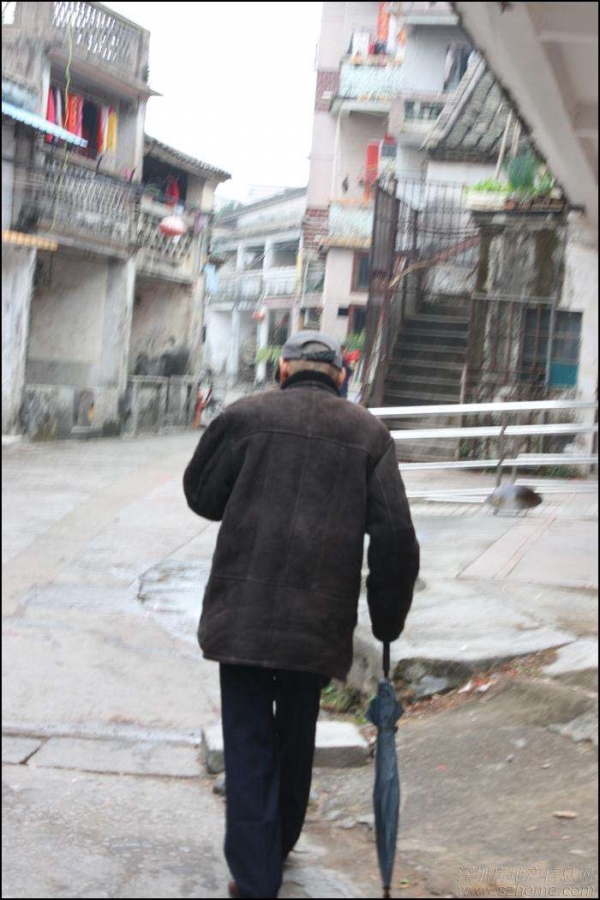 到兒子家吃飯從來沒坐過餐桌，看到「媳婦的碗」後 我二話不說離開這個家！