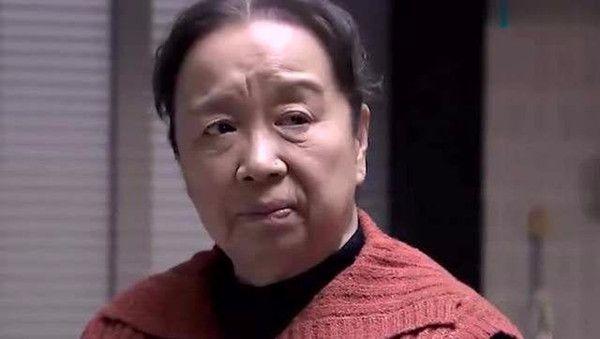 老公欺騙妻子謊稱孤兒，請鄉下媽媽當保姆，妻子怒扇耳光跑回娘家
