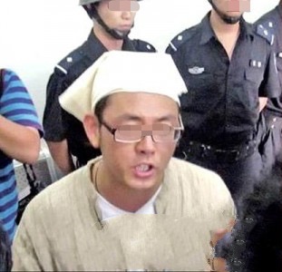 回娘家時，前男友竟穿著喪服來拜年！還將冥紙撒她臉上說是「紅包」！而她老公靜靜說了「一句話」，竟毀了他的人生! 