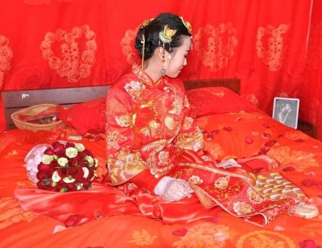 新婚第二天，兒媳換床單，婆婆好奇假裝來幫忙，一瞧褥子，臉青了