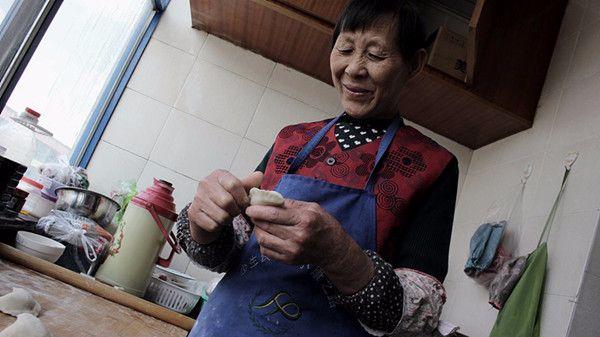 母親病了，我把她接來家裡照顧，因為一件衣服，我果斷和老公離婚！