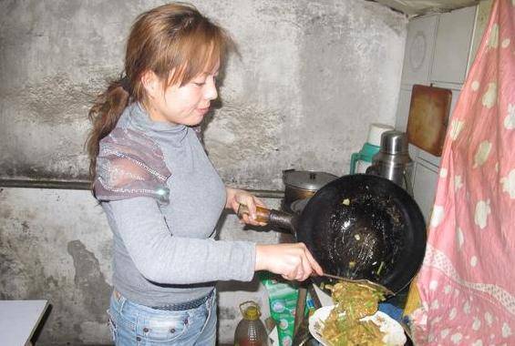 奶奶80大壽我花4萬，飯桌上奶奶說的話，我怒掀桌子帶媽離開