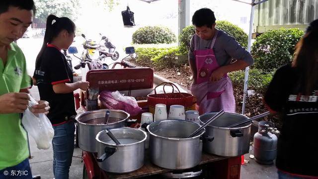 奶奶80大壽我花4萬，飯桌上奶奶說的話，我怒掀桌子帶媽離開