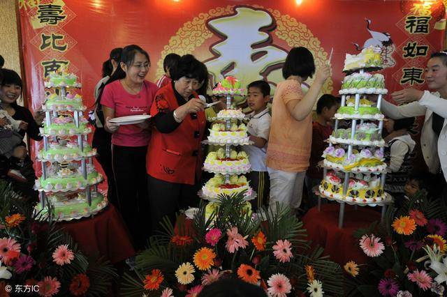 奶奶80大壽我花4萬，飯桌上奶奶說的話，我怒掀桌子帶媽離開
