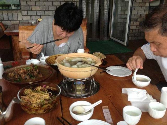父母進城看望懷孕妻子，飯桌上老婆一直使眼色，低頭我愣住