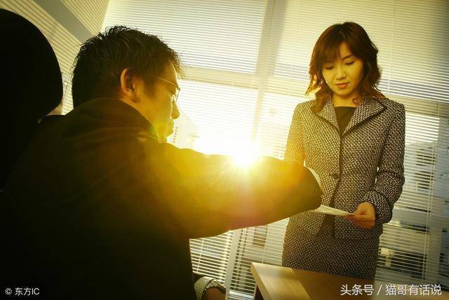 我癱瘓後被兩個兒子拋棄，女兒收留我，五年後兒子悔青了腸