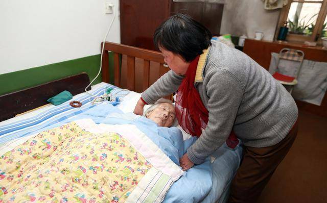 我癱瘓後被兩個兒子拋棄，女兒收留我，五年後兒子悔青了腸