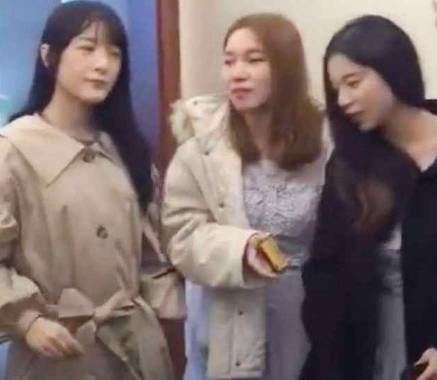 21歲徐嬌現身好友婚禮，遭眾賓客圍觀合影，網友：這幾年她究竟經歷了什麼？怎麼變成這樣啊？？