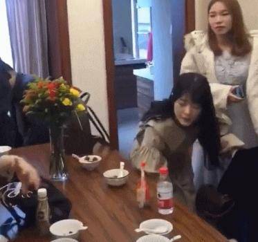 21歲徐嬌現身好友婚禮，遭眾賓客圍觀合影，網友：這幾年她究竟經歷了什麼？怎麼變成這樣啊？？