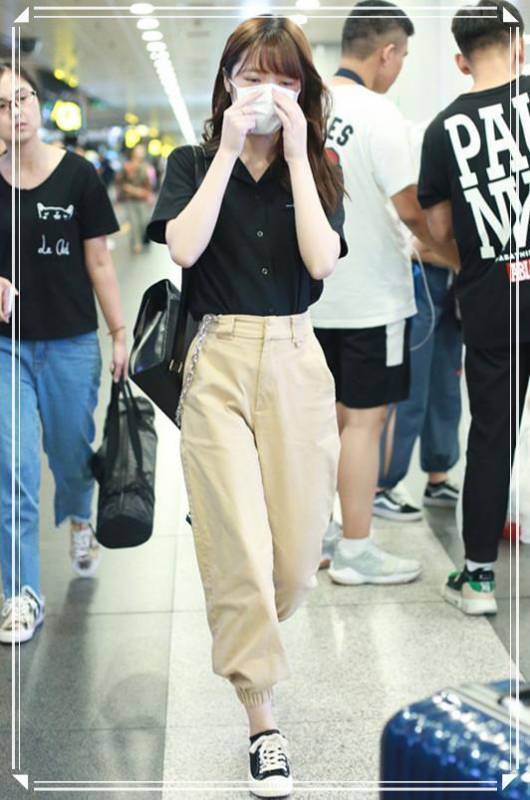 21歲徐嬌現身好友婚禮，遭眾賓客圍觀合影，網友：這幾年她究竟經歷了什麼？怎麼變成這樣啊？？