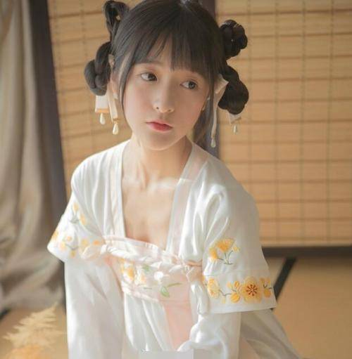 21歲徐嬌現身好友婚禮，遭眾賓客圍觀合影，網友：這幾年她究竟經歷了什麼？怎麼變成這樣啊？？